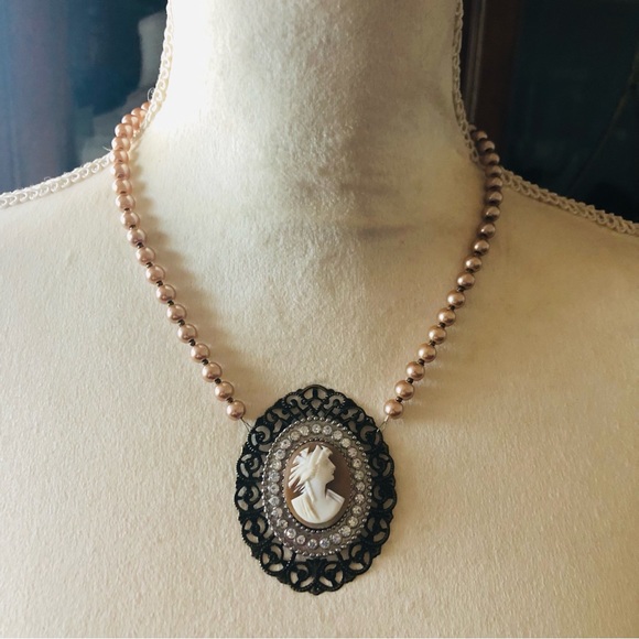 Handcrafted repurpose antique carved shell cameo Czech glass Pearl necklace - Picture 3 of 12